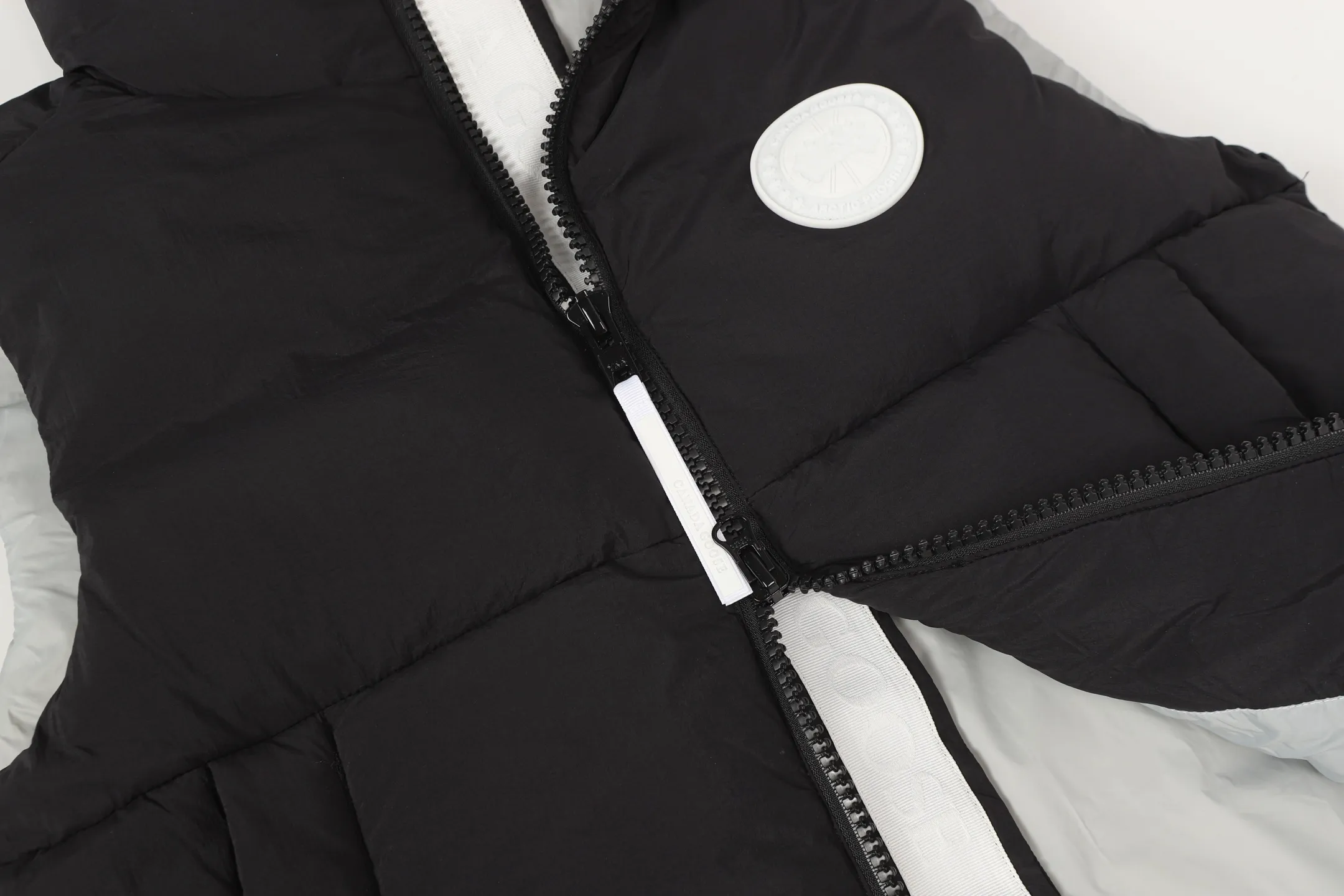 P480 CANADA GOOSE/PASTELS capsule white label series down vest The white label series is a capsule limited series and the most popular PASTELS series this year. The chest labels are all white badges with pure silicone texture. The pattern has a strong contrast between concave and convex. The topographic map of Canada on the badge is lifelike. The plastic material used for currency logos on the market is very hard to the touch! Our original independent order accessories are all custom-made original accessories. The imported YKK zipper has correct teeth and the zipper teeth are very thick. The zipper webbing logo is printed with three M fluorescent colors and the original custom-made washed logo. The placket webbing and wiring details are all restored. Color: Black Pure White Light Pink Khaki Moonlight Gray Size: XS S M L XL